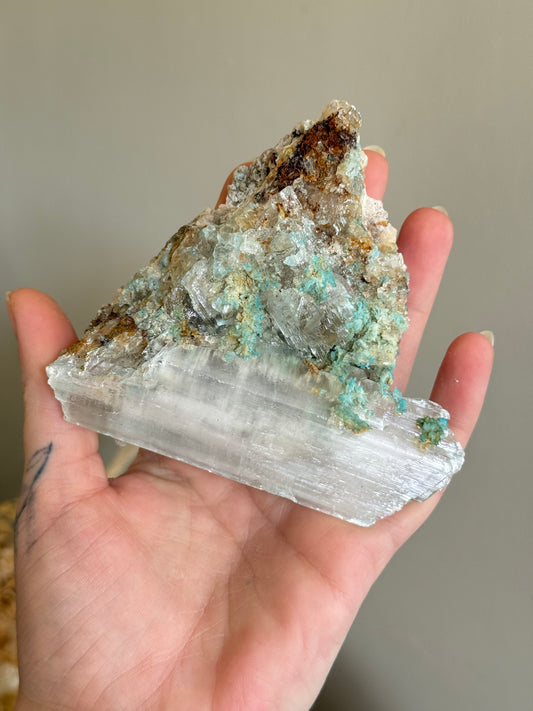 Cryolite with Chrysocolla